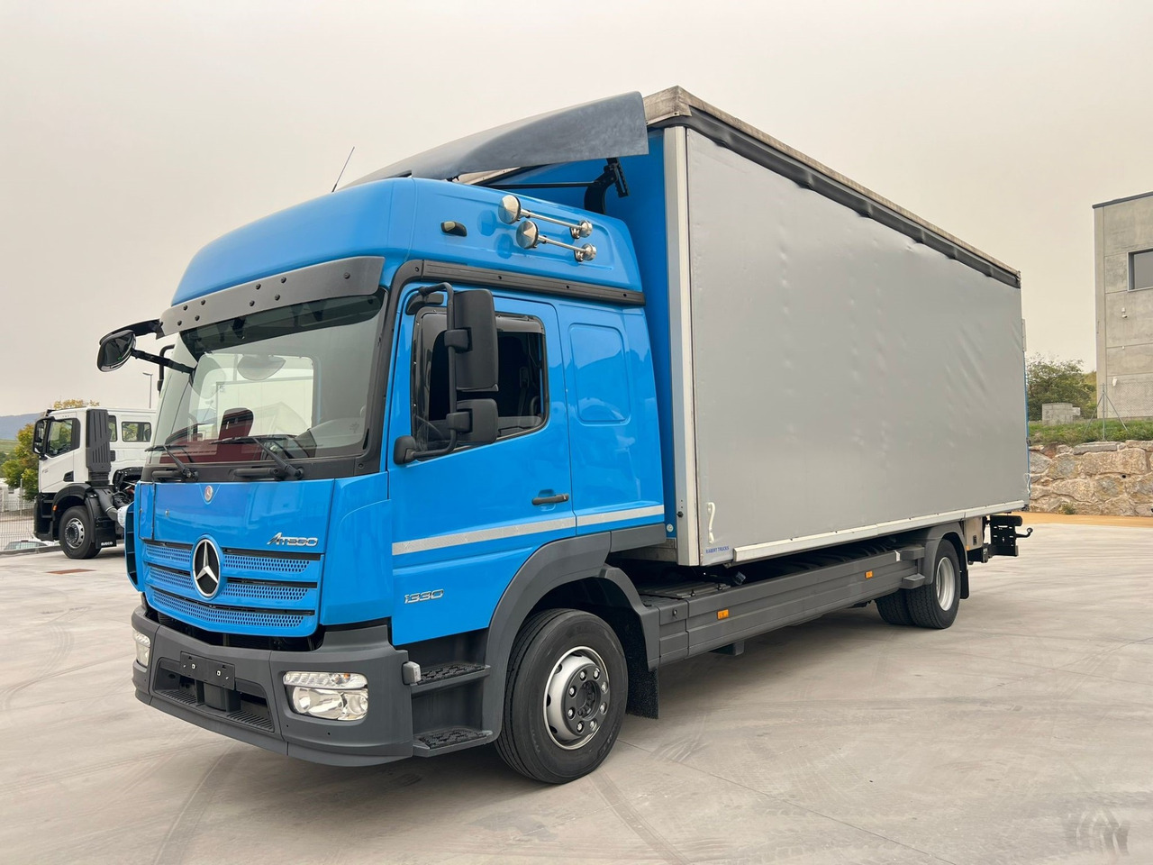 MERCEDES BENZ 13.30L Atego E6 (Tauliner) - Truk dengan terpal samping: gambar 1 MERCEDES BENZ 13.30L Atego E6 (Tauliner) - Truk dengan terpal samping: gambar 1