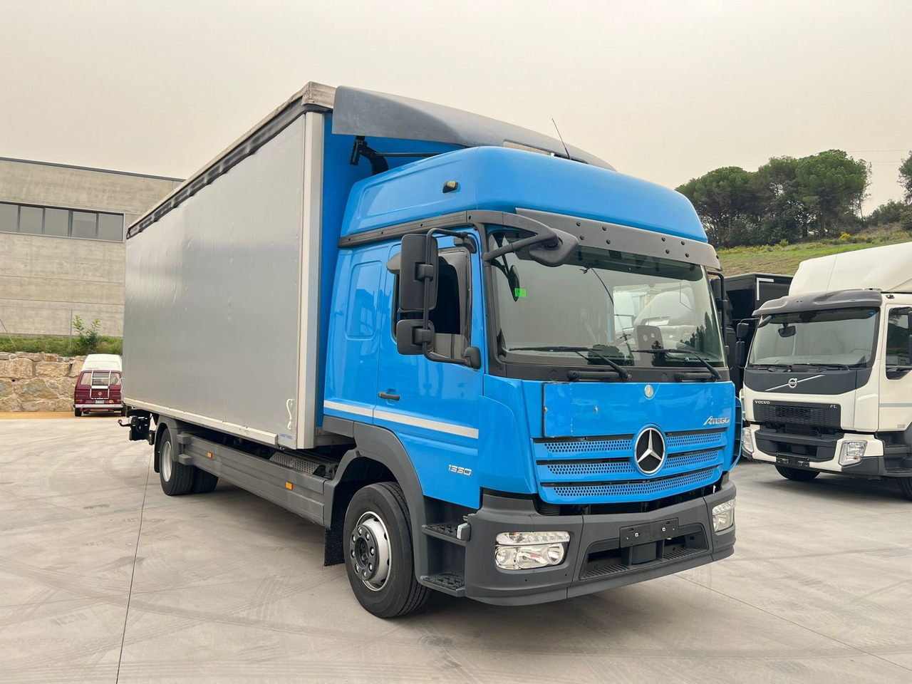 MERCEDES BENZ 13.30L Atego E6 (Tauliner) - Truk dengan terpal samping: gambar 2 MERCEDES BENZ 13.30L Atego E6 (Tauliner) - Truk dengan terpal samping: gambar 2