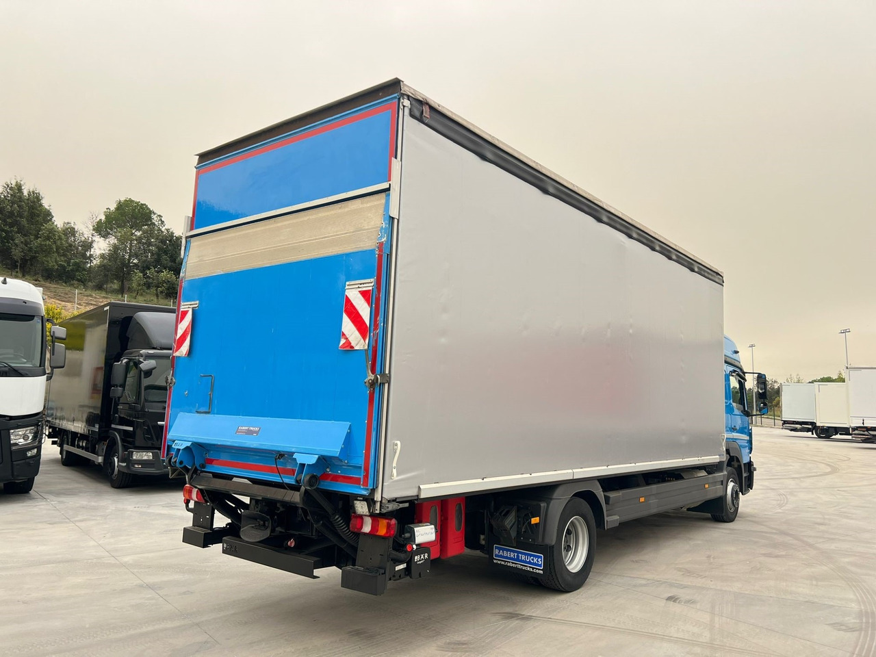 MERCEDES BENZ 13.30L Atego E6 (Tauliner) - Truk dengan terpal samping: gambar 3 MERCEDES BENZ 13.30L Atego E6 (Tauliner) - Truk dengan terpal samping: gambar 3