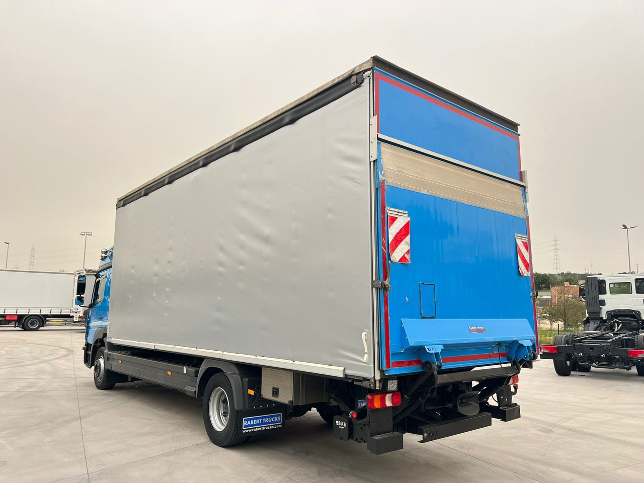 MERCEDES BENZ 13.30L Atego E6 (Tauliner) - Truk dengan terpal samping: gambar 4 MERCEDES BENZ 13.30L Atego E6 (Tauliner) - Truk dengan terpal samping: gambar 4