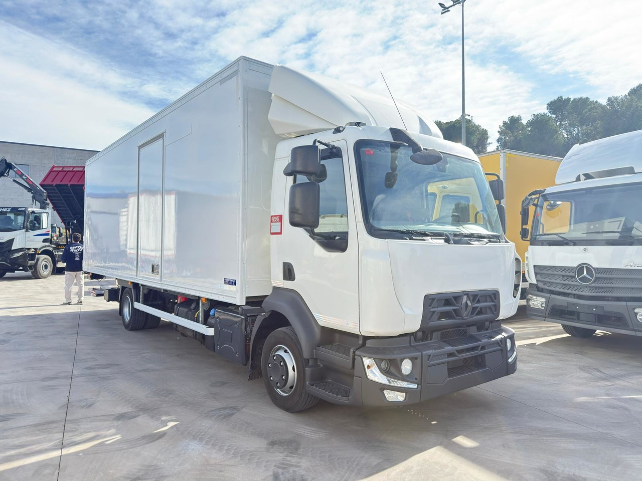 RENAULT D12 E6 (VAN) - Truk box: gambar 2 RENAULT D12 E6 (VAN) - Truk box: gambar 2