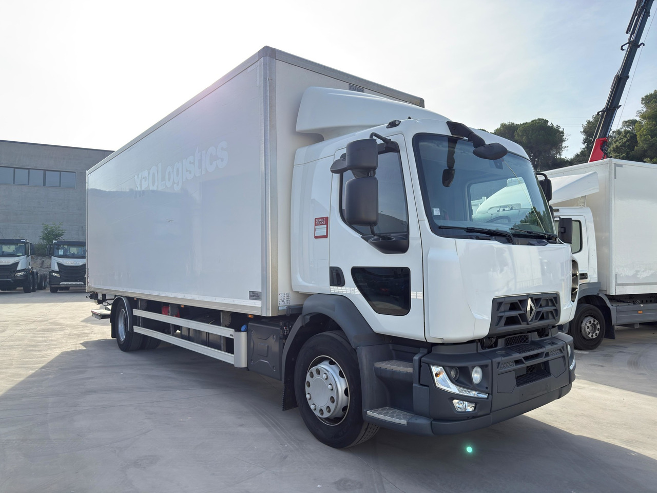 RENAULT D19 E6 (VAN) - Truk box: gambar 2 RENAULT D19 E6 (VAN) - Truk box: gambar 2