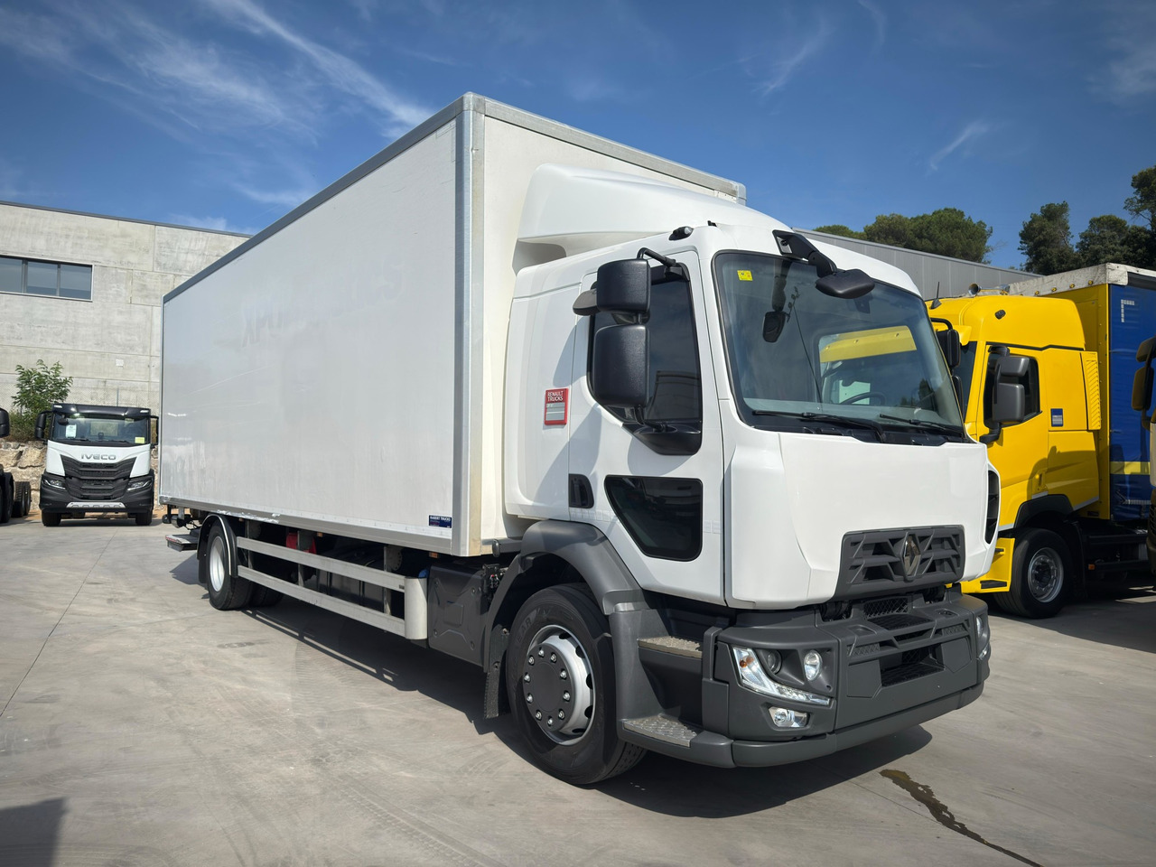 RENAULT D19 E6 (VAN) - Truk box: gambar 2 RENAULT D19 E6 (VAN) - Truk box: gambar 2