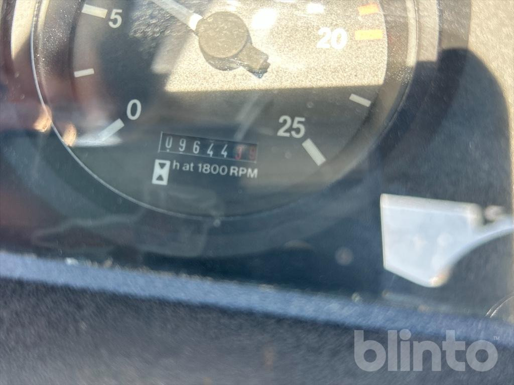 Massey Ferguson 390T (1996) - Traktor: gambar 5 Massey Ferguson 390T (1996) - Traktor: gambar 5