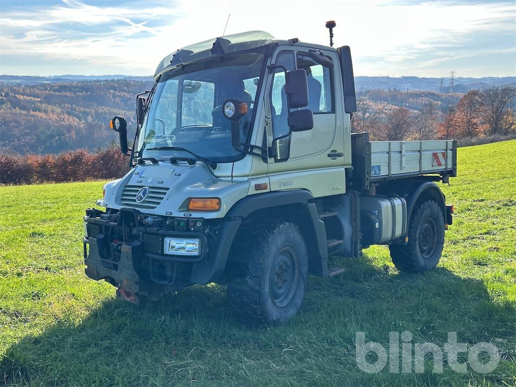 Mercedes-Benz U300 (2010) - Truk flatbed: gambar 1 Mercedes-Benz U300 (2010) - Truk flatbed: gambar 1