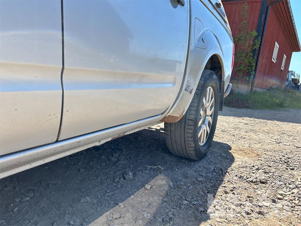 Truk pikap NISSAN Navara D40 med översynsbehov: gambar 16