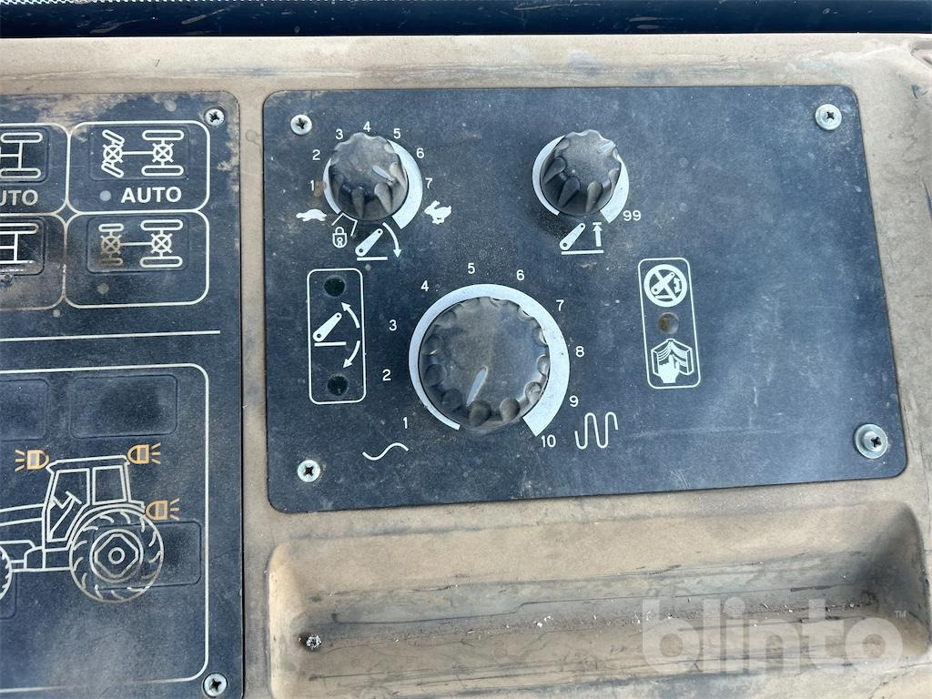 Traktor New Holland TM115 (2001): gambar 16 Traktor New Holland TM115 (2001): gambar 16