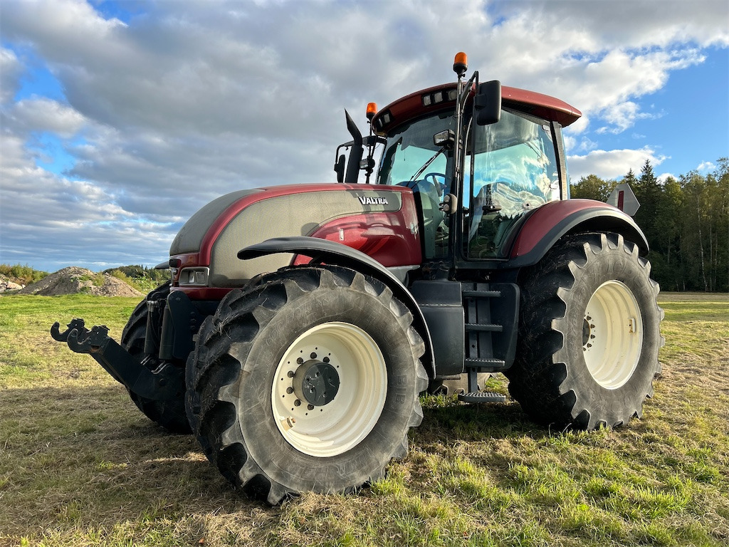 Valtra S260-4 med frontlyft - Traktor: gambar 1 Valtra S260-4 med frontlyft - Traktor: gambar 1