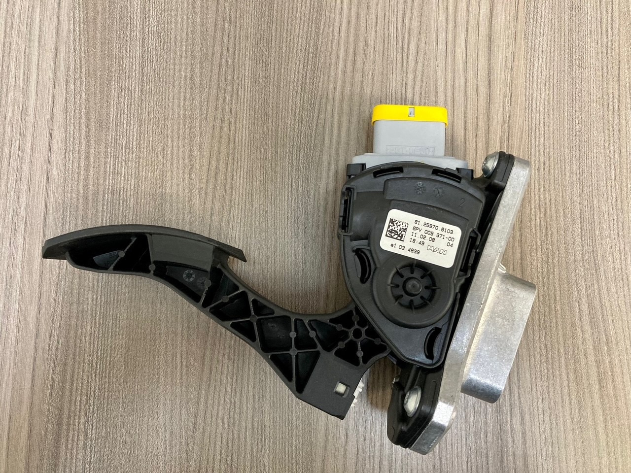 SENSORE POSIZIONE DEL PEDALE - MAN 81259706103 - HELLA 6PV 009 371-00 / 6PV 009 371-711 - Pedal untuk Truk: gambar 2 SENSORE POSIZIONE DEL PEDALE - MAN 81259706103 - HELLA 6PV 009 371-00 / 6PV 009 371-711 - Pedal untuk Truk: gambar 2