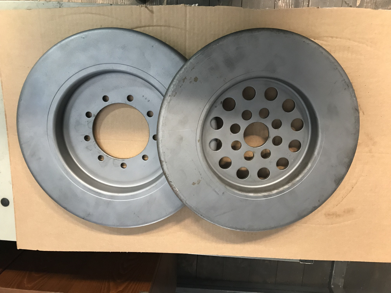 SMORZATORE VIBRAZIONI ALBERO A GOMITI MOTORE MAN D2066 / D2676 - Poros engkol untuk Truk: gambar 1 SMORZATORE VIBRAZIONI ALBERO A GOMITI MOTORE MAN D2066 / D2676 - Poros engkol untuk Truk: gambar 1