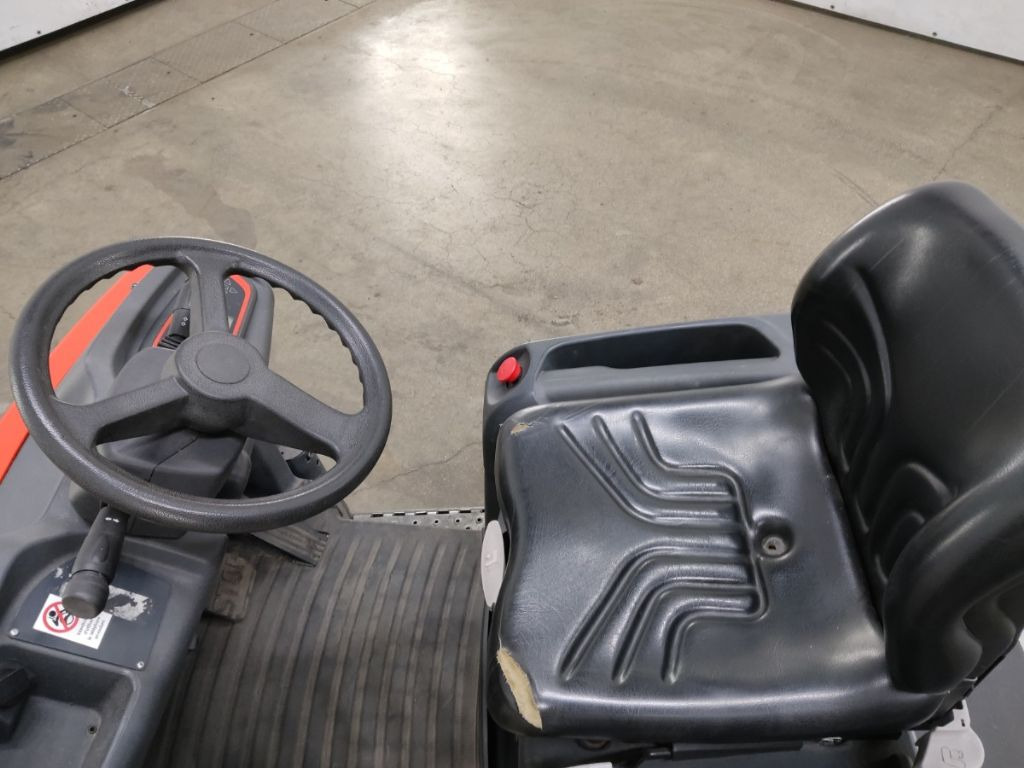 Linde P60 - Traktor derek: gambar 3 Linde P60 - Traktor derek: gambar 3