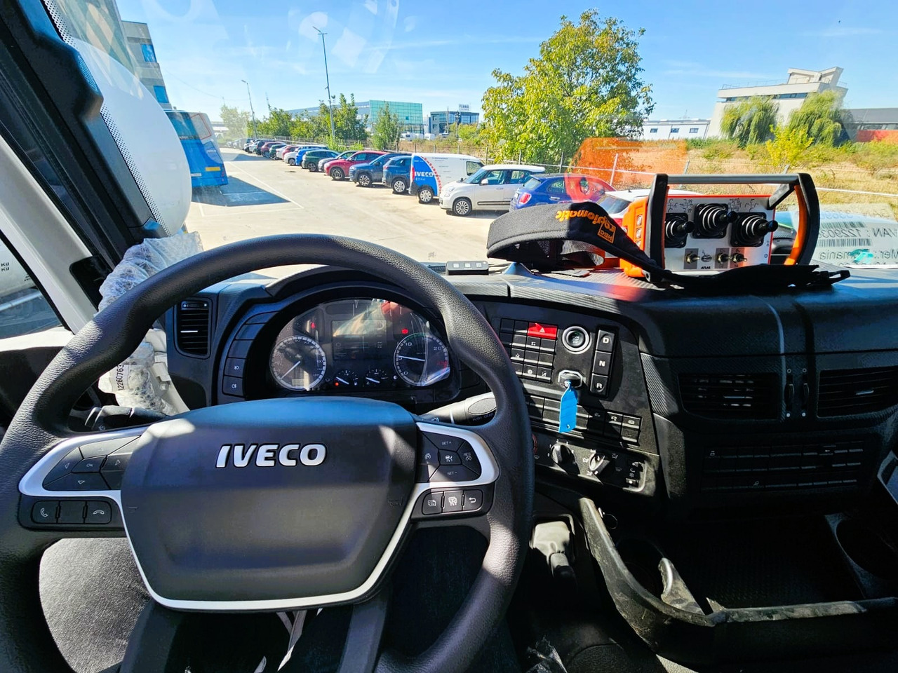 Interior photo 1: Truk flatbed, Truk derek Iveco X-Way  AD300X46Z HR ON+