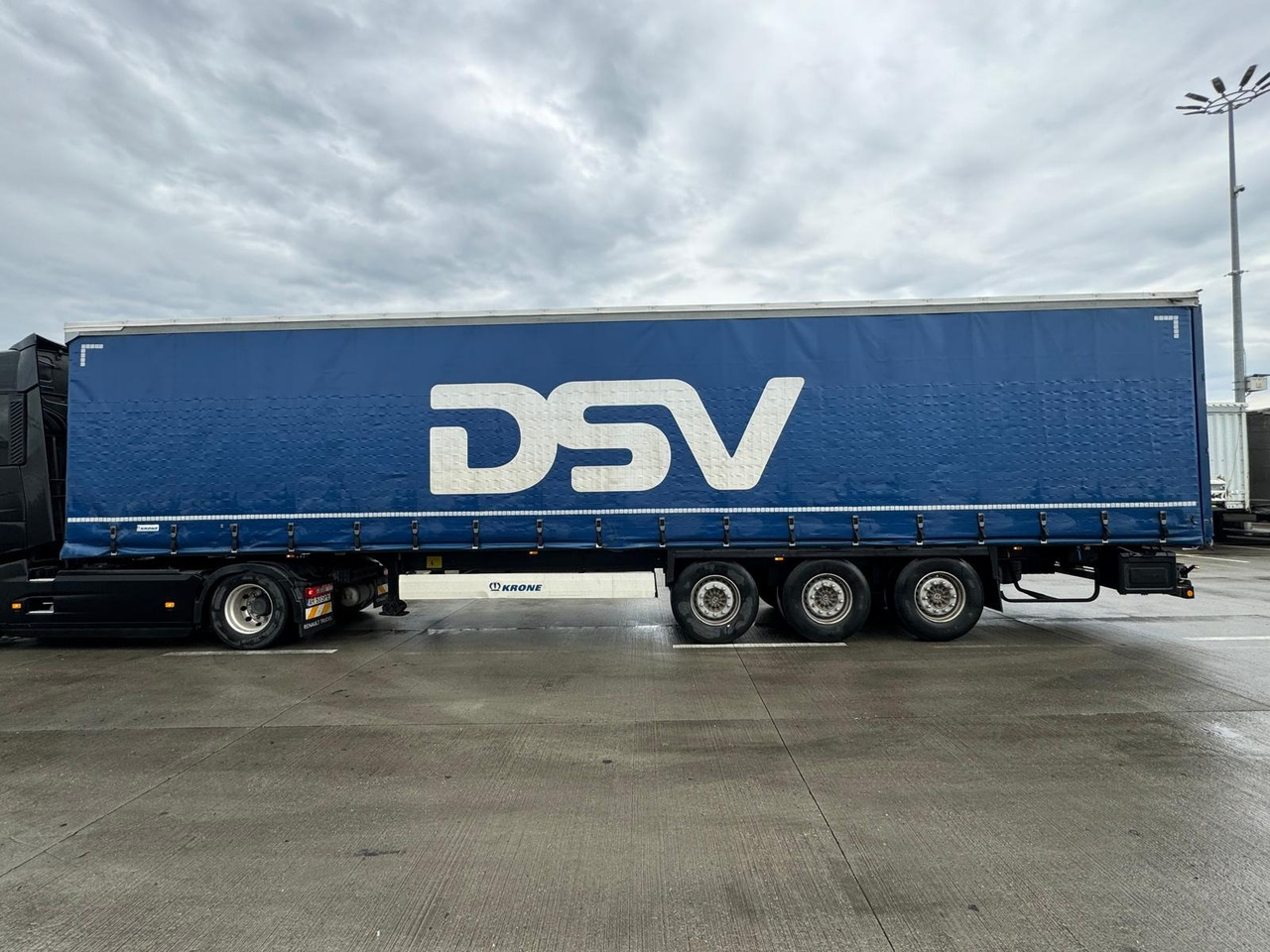 Semi-trailer dengan terpal samping baru Krone SD: gambar 8