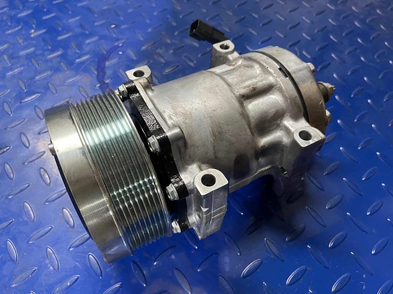 CAT 320-1291 Clima compressor - Kompresor AC untuk Peralatan konstruksi: gambar 1 CAT 320-1291 Clima compressor - Kompresor AC untuk Peralatan konstruksi: gambar 1