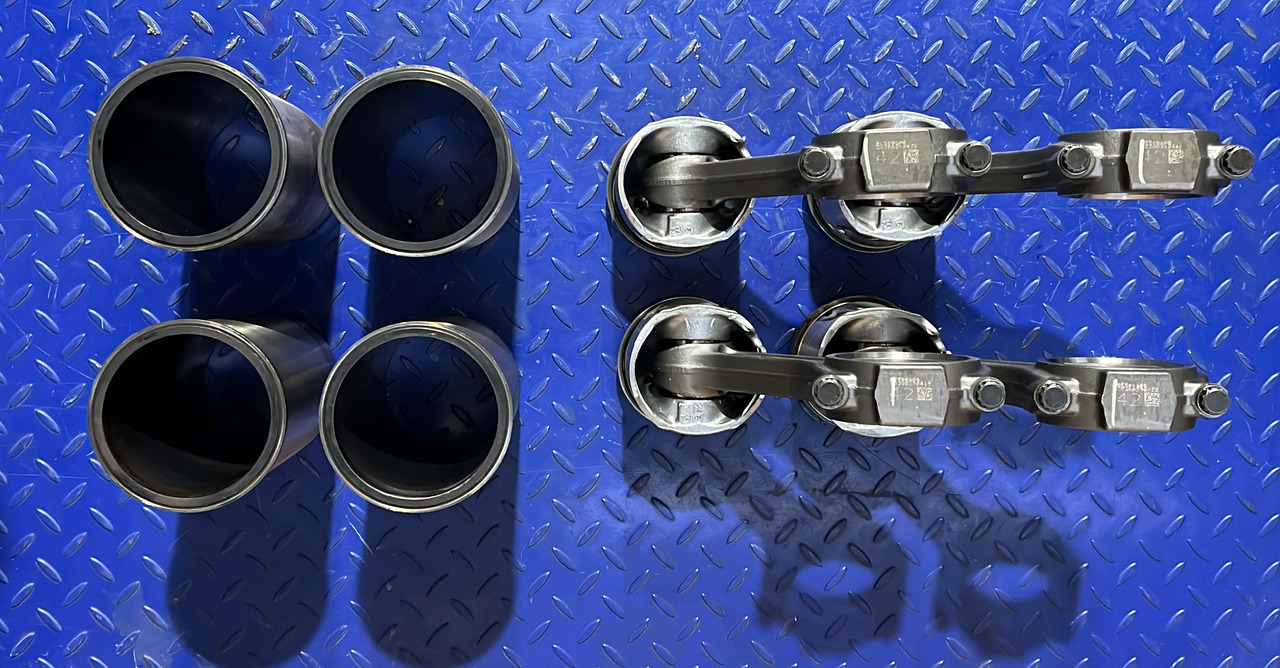John Deere SET PISTON SI CAMASA JOHN DEERE RE500608 - Suku Cadang Mesin: gambar 1 John Deere SET PISTON SI CAMASA JOHN DEERE RE500608 - Suku Cadang Mesin: gambar 1