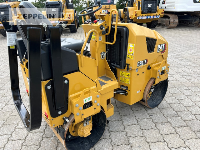 Cat CB1.7 - Roller jalan: gambar 5 Cat CB1.7 - Roller jalan: gambar 5