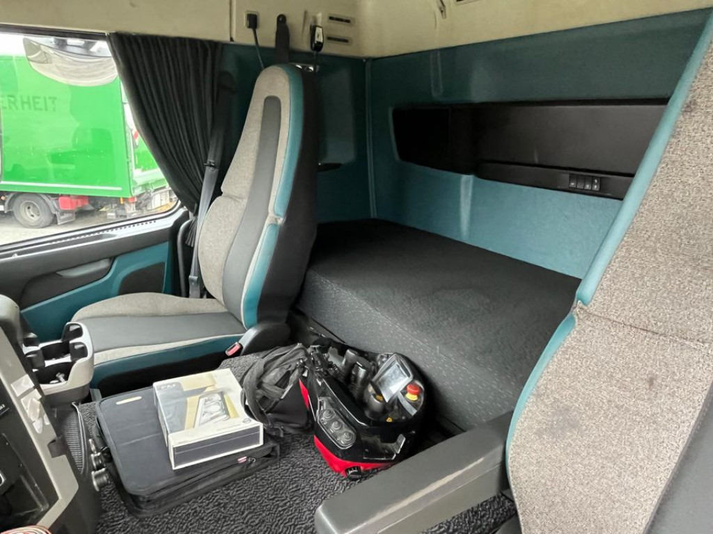 VOLVO (S) Truck FM 420 6x2 Pritsche Heckkran 27m t,Funk,Jib ,E6 - Truk flatbed, Truk derek: gambar 3 VOLVO (S) Truck FM 420 6x2 Pritsche Heckkran 27m t,Funk,Jib ,E6 - Truk flatbed, Truk derek: gambar 3
