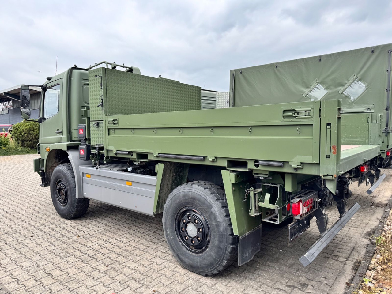 Mercedes-Benz 1018 Atego 4x4 Allrad Miltär Camper Expedition - Pengangkut kontainer/ Container truck: gambar 3 Mercedes-Benz 1018 Atego 4x4 Allrad Miltär Camper Expedition - Pengangkut kontainer/ Container truck: gambar 3