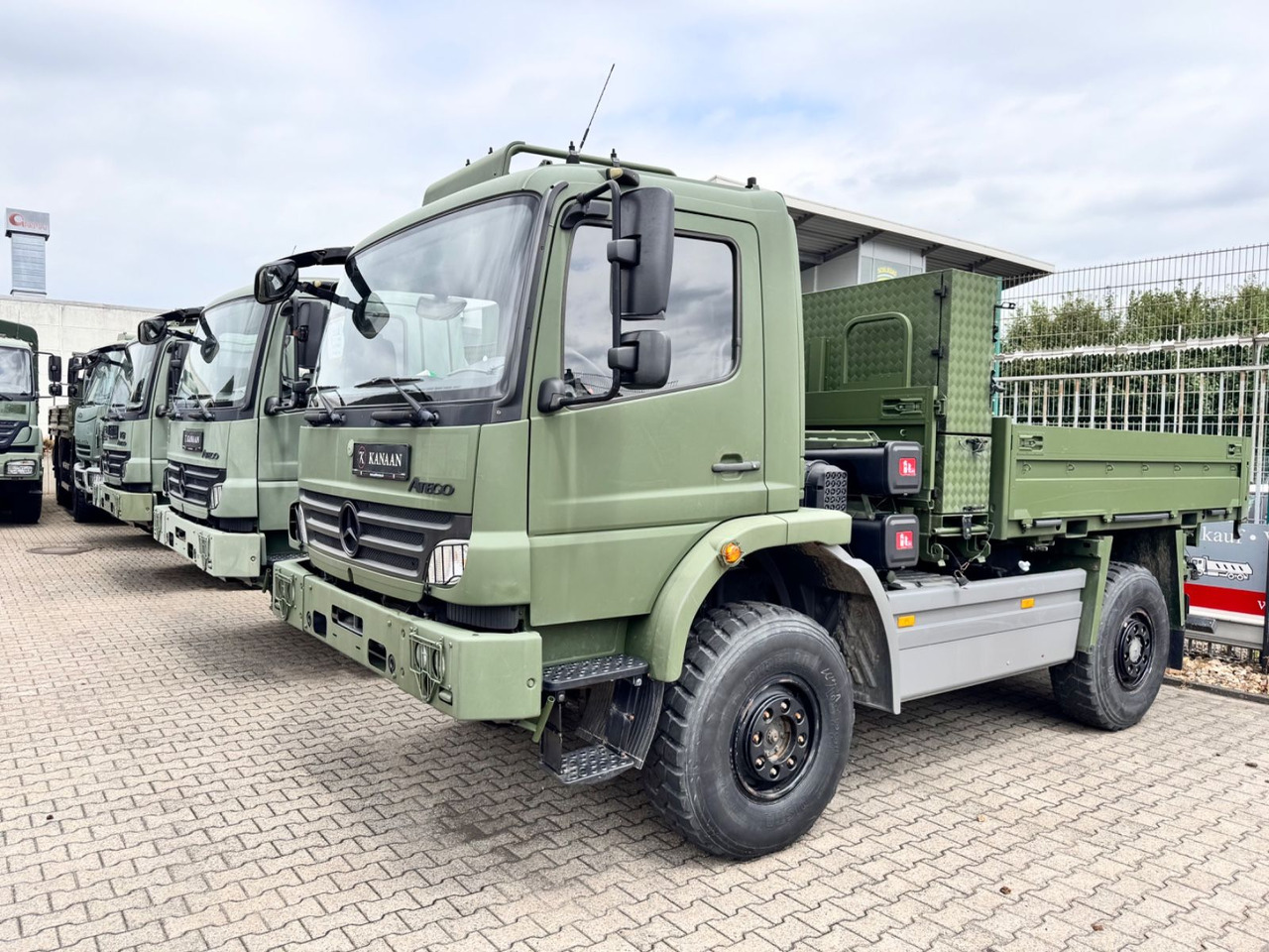 Mercedes-Benz 1018 Atego 4x4 Allrad Miltär Camper - Van flatbed: gambar 1 Mercedes-Benz 1018 Atego 4x4 Allrad Miltär Camper - Van flatbed: gambar 1