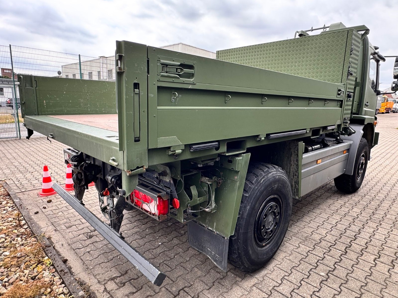 Mercedes-Benz 1018 Atego 4x4 Allrad Miltär Camper - Van flatbed: gambar 4 Mercedes-Benz 1018 Atego 4x4 Allrad Miltär Camper - Van flatbed: gambar 4