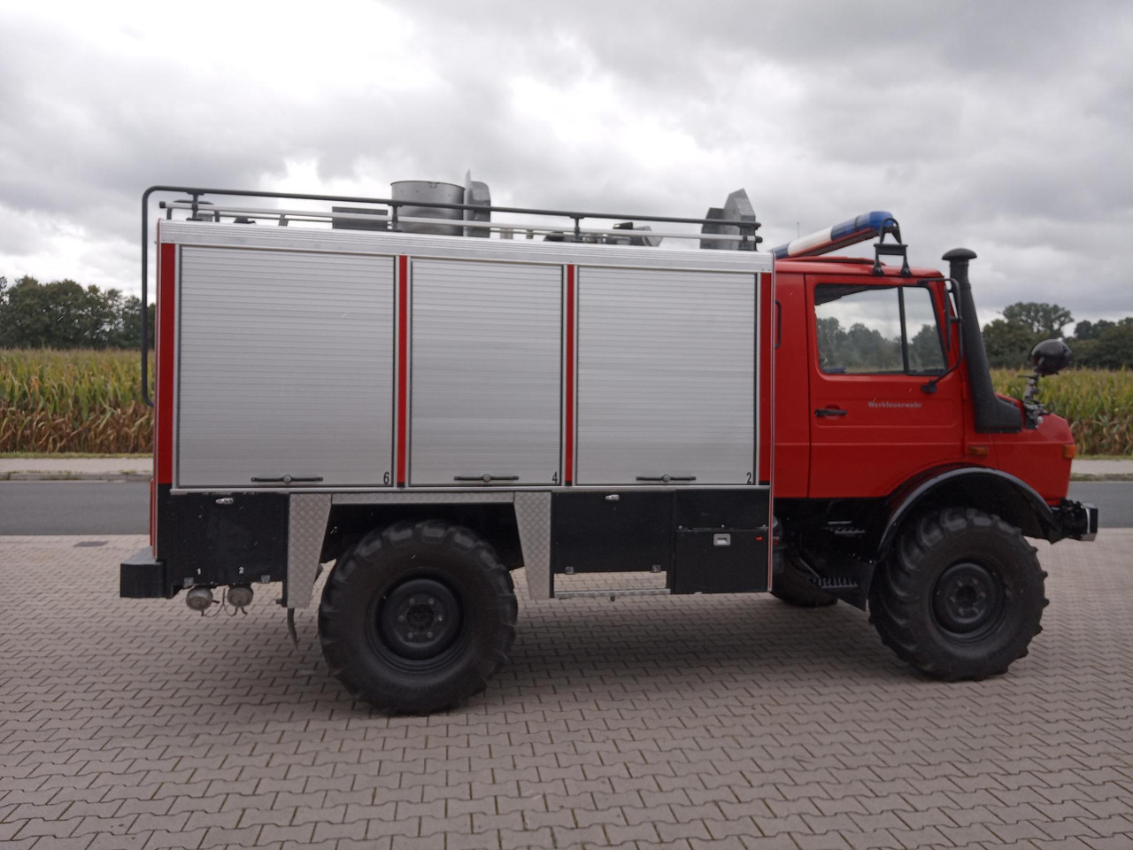 Mercedes Benz Unimog U1300L Unimog Firetruck - Truk pemadam kebakaran: gambar 4 Mercedes Benz Unimog U1300L Unimog Firetruck - Truk pemadam kebakaran: gambar 4