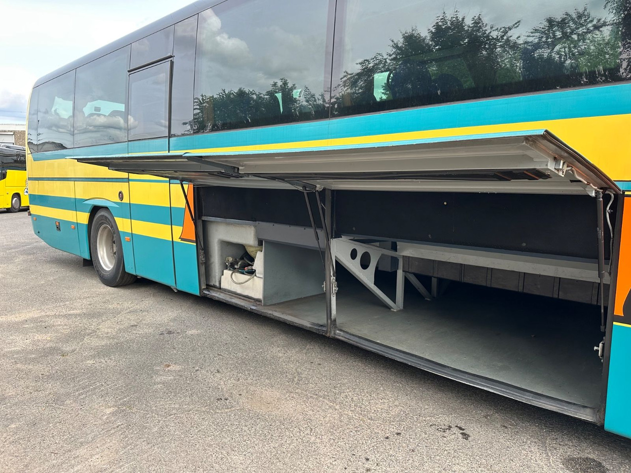 Neoplan P25 Trendliner 3516ÜC Klimaanlage*WC*57 Sitze Neoplan P25 Trendliner 3516ÜC Klimaanlage*WC*57 Sitze - Bus pariwisata: gambar 4 Neoplan P25 Trendliner 3516ÜC Klimaanlage*WC*57 Sitze Neoplan P25 Trendliner 3516ÜC Klimaanlage*WC*57 Sitze - Bus pariwisata: gambar 4