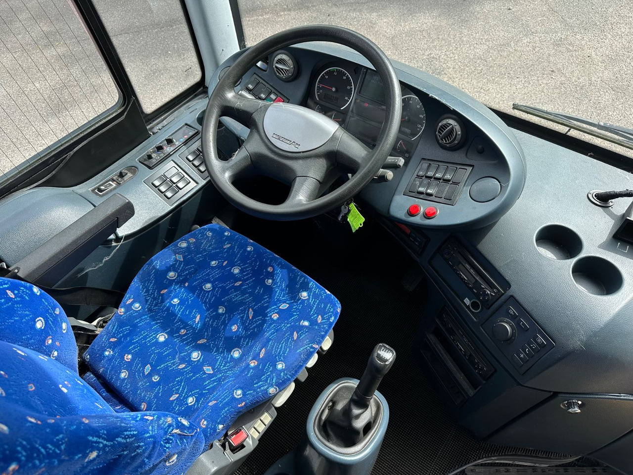 Neoplan P25 Trendliner 3516ÜC Klimaanlage*WC*57 Sitze Neoplan P25 Trendliner 3516ÜC Klimaanlage*WC*57 Sitze - Bus pariwisata: gambar 5 Neoplan P25 Trendliner 3516ÜC Klimaanlage*WC*57 Sitze Neoplan P25 Trendliner 3516ÜC Klimaanlage*WC*57 Sitze - Bus pariwisata: gambar 5